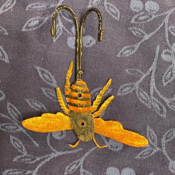 Two animal hooks one hand painted frog and bee with hooks n other side - Picture 7 of 7